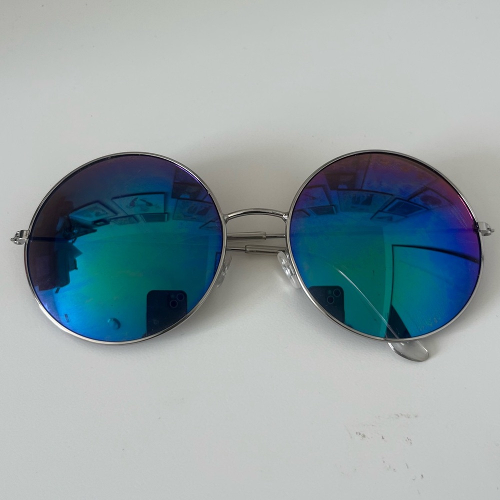 Round Mirrored Sunglasses in Blue-Green Gradient